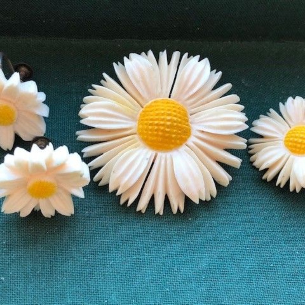 CARVED DAISY EDELWEISS PIN JAPAN SILVER EARRINGS